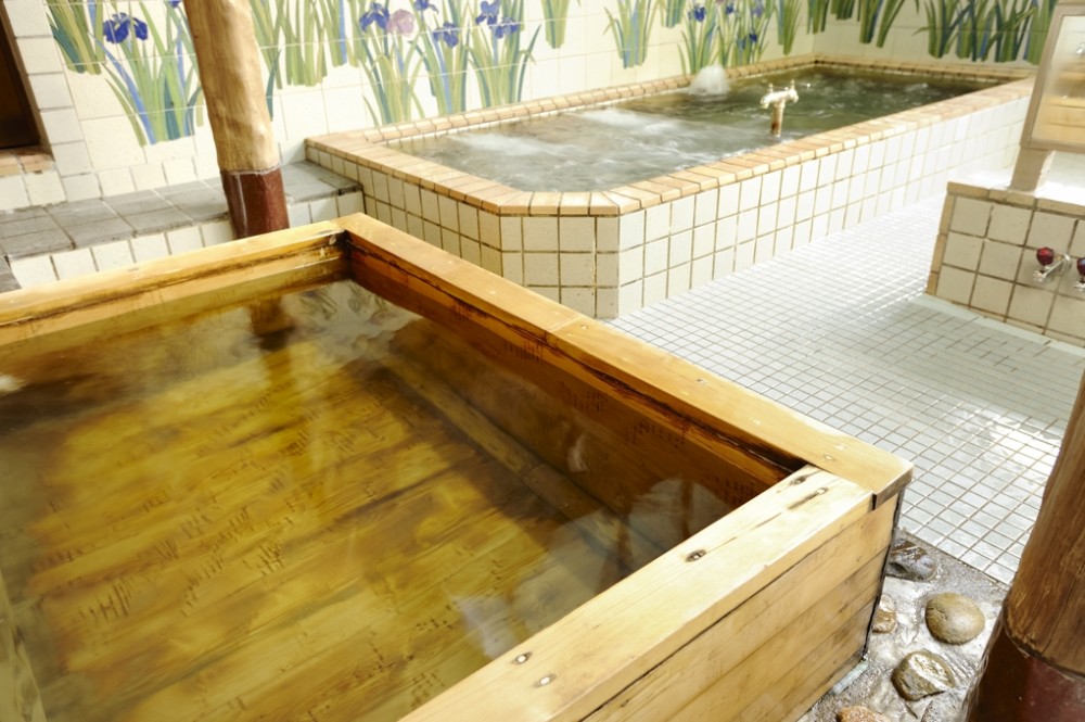 木の温もりを感じられる藤の湯の檜風呂