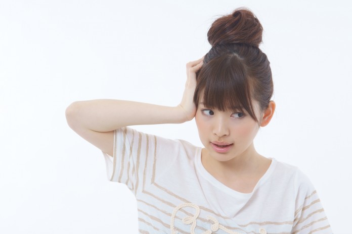 悩む女性