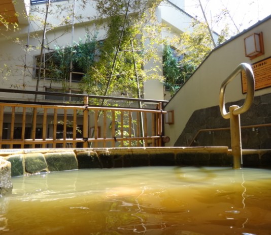 東京　清水湯　露天風呂の写真
