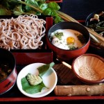 様々な薬味がついている、お蕎麦セット