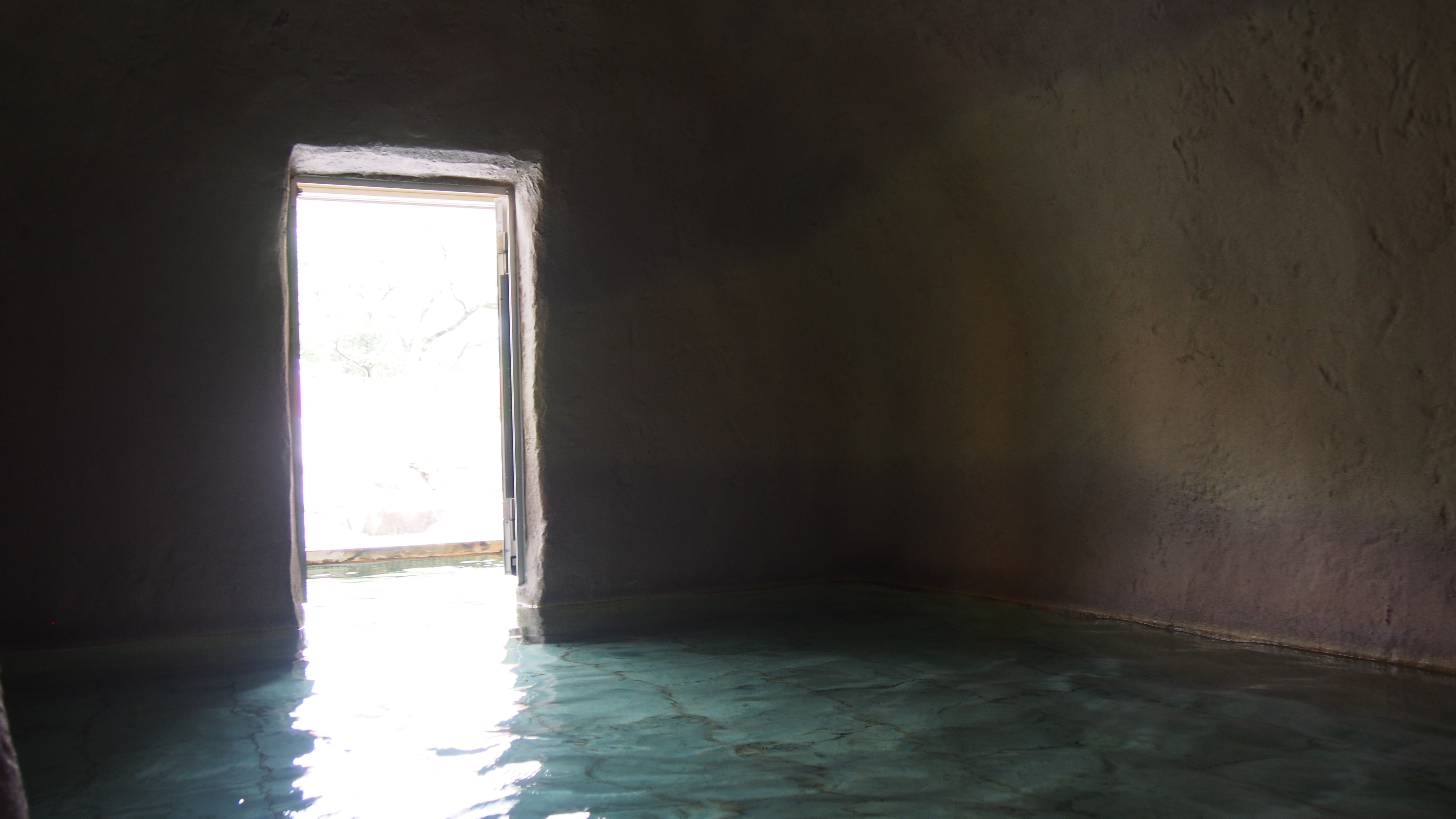 神の湯の洞窟風呂の様子