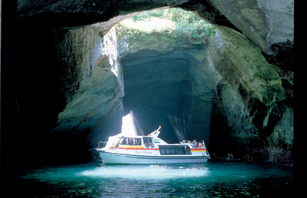 洞窟めぐりができる堂ヶ島マリンの遊覧船