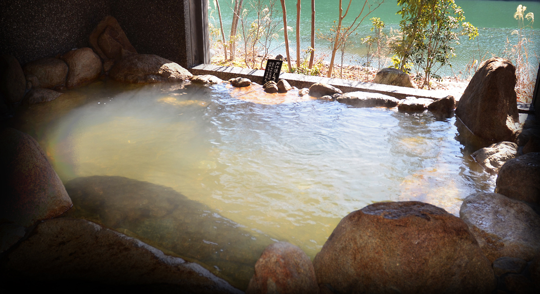 高知県東部物部川中流ダム湖のほとりにある絶景露天風呂。温泉カフェ湖畔遊