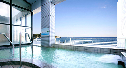 露天風呂からは三浦半島や富士山をも望むことができる休暇村館山