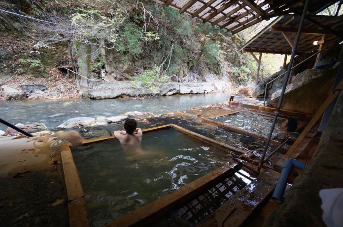 眺望の素晴らしさと歴史の重みを混浴で味わえる、塩の湯温泉『明賀屋本館』（栃木県）