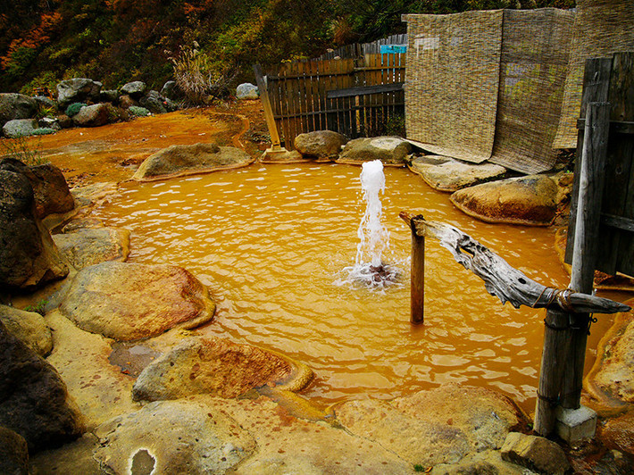 日本で唯一という露天風呂と間欠泉が一体となった温泉 湯ノ沢間欠泉湯の華