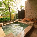 贅沢に組まれた御影石の露天風呂。