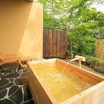 香り豊かな檜造りの露天風呂。