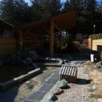 日本庭園風の露天風呂に大小3つの浴槽がある千本松温泉