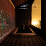 高原の木々に囲まれた庭園を眺める事ができる客室露天風呂