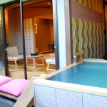 露天風呂の横には、広縁に足湯もあります