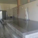 大浴場には「氣柱」という大きな柱が立っていてこれに背中を当てて入浴するとピラミッドパワーが実感できる