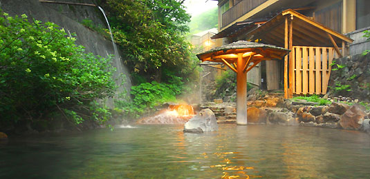 裏山から湧出する温泉の川をそのまま露天風呂にした豪快で野趣あふれる露天風呂