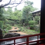 通路から見える日本庭園