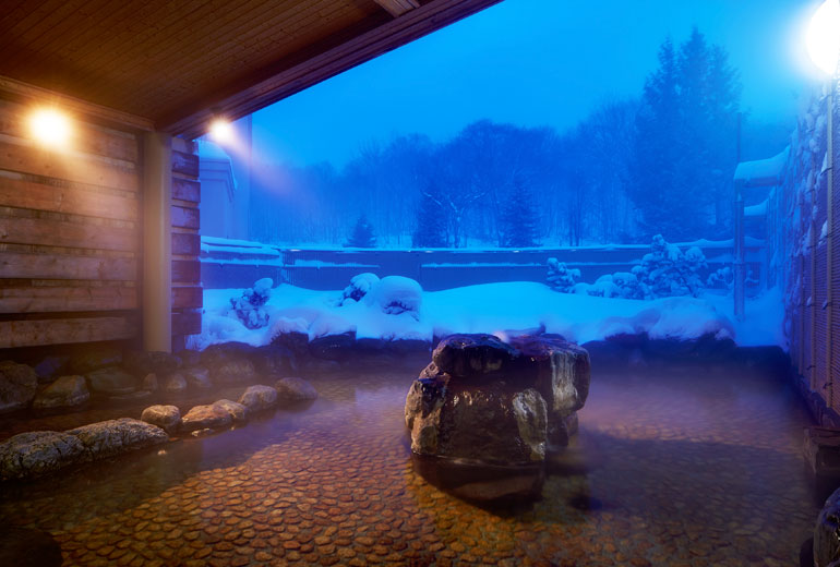 キロロ トリビュートポートフォリオホテル 北海道の露天風呂（雪景色）