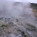 白い噴煙のあがる茶臼岳