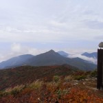 三本槍岳から朝日岳を望む