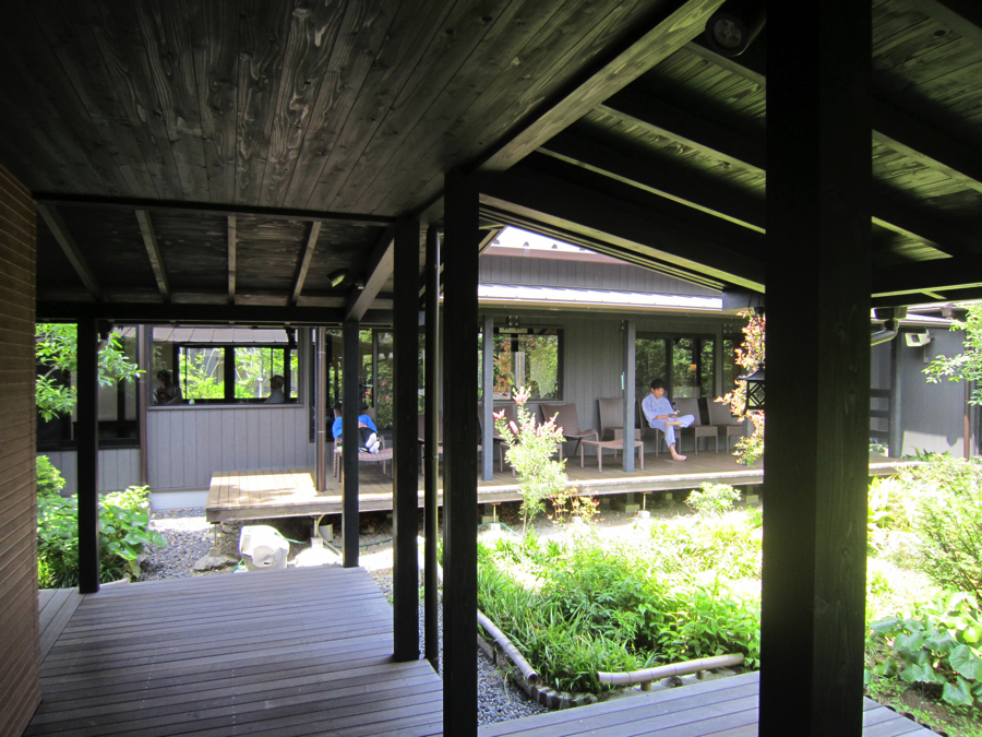 杉戸温泉「雅楽の湯」の中庭の写真