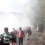 台湾北投温泉の地熱谷で煙が湧き上がっている光景の写真