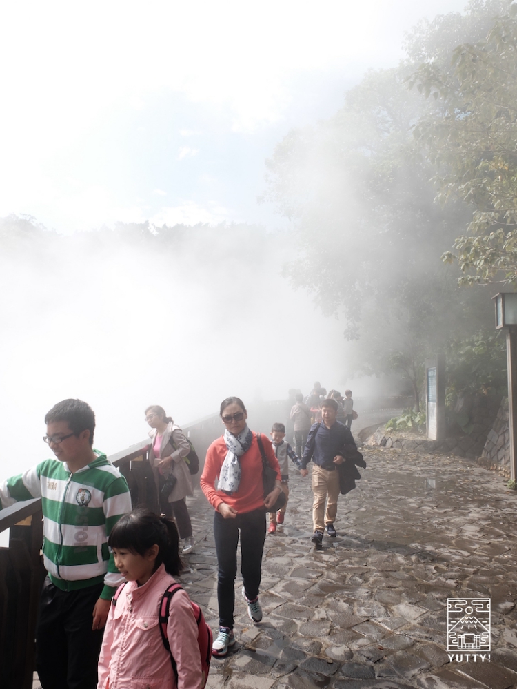 台湾北投温泉の地熱谷で煙が湧き上がっている光景の写真