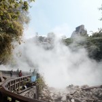 台湾北投温泉の地熱谷で煙が湧き上がっている光景の写真