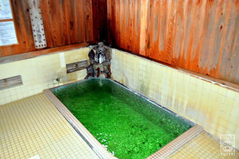 野沢温泉「滝の湯」のグリーンの温泉の写真
