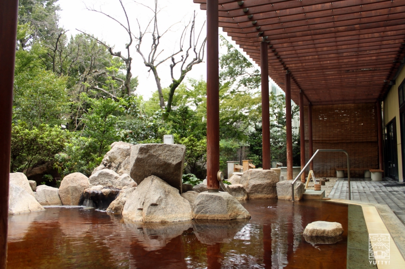 豊島園 庭の湯の露天風呂「岩湯」の写真