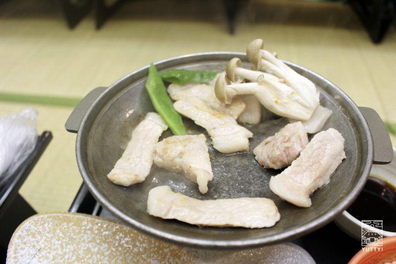 伊豆長岡温泉 「小松家 八の坊」の夕食に出た肉料理の写真