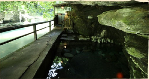 壁湯温泉「福元屋」の湯船の写真