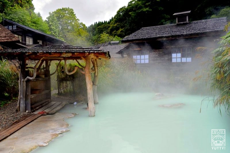 鶴の湯温泉の露天風呂の写真