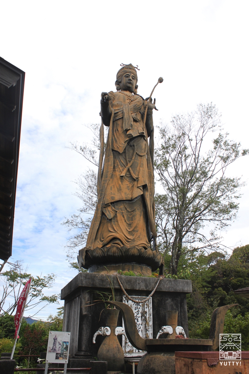 舘山寺聖観音菩薩像の全体がおさまった写真