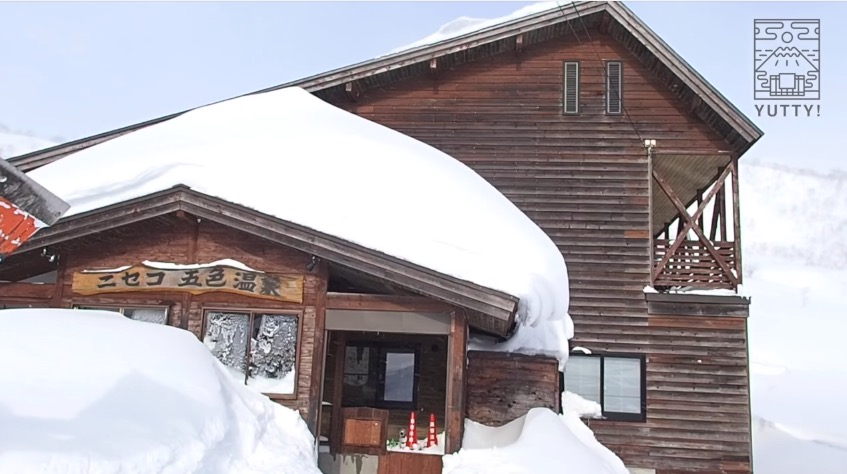 雪が積もっている五色温泉旅館の外観の写真