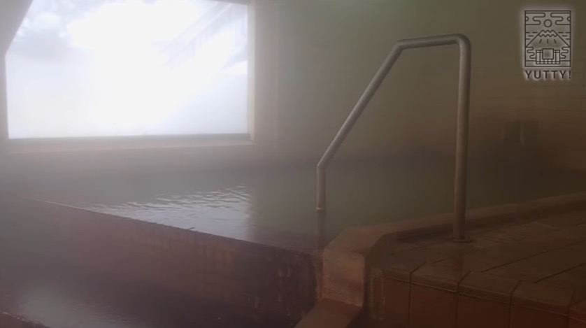 ニセコグランドホテルのナトリウム泉の浴槽（男性浴場）の写真