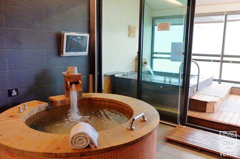 牡丹風情温泉の半露天と室内の温泉浴槽の写真