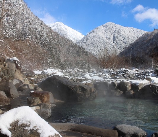 深山荘　雪見混浴露天風呂