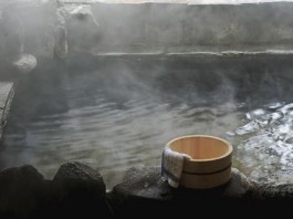 天然温泉の岩風呂が2つあり、空いている時はいつでも無料貸切で利用できます